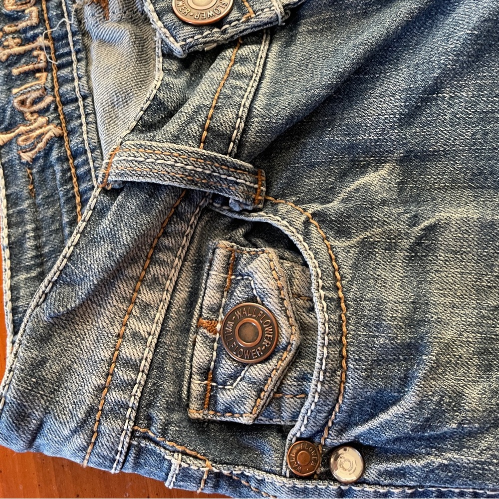 Wallflower junior’s Faded Blue Boot Cut Jeans - Picture 2 of 6